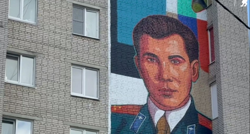 Владимирский дом украсили портретом боевого аса Федора Шмырина