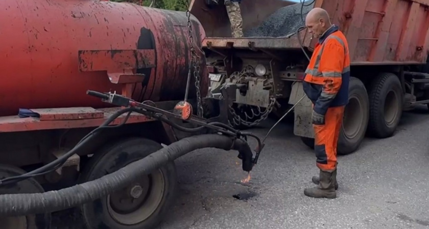Во Владимире ремонтируют дороги методом "впрыскивания" асфальта