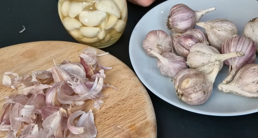 Чесночная шелуха – золото, а не мусор: 5 способов применения, о которых вы не знали
