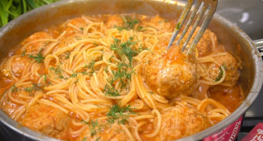 Обед, который не надоедает, хоть каждый день готовь: рецепт спагетти с тефтелями по-новому