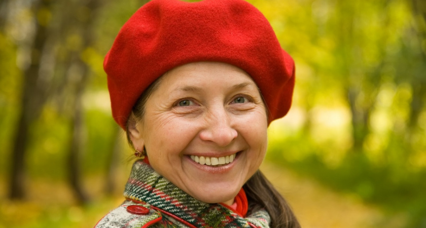 Забудьте про вязаные шапки: 6 трендовых альтернатив для женщин "элегантного возраста"