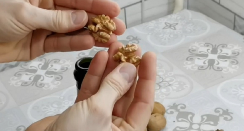 Гениальный лайфхак из Крыма: чистим грецкие орехи без мусора и сломанных ядер - нужны всего 2 предмета