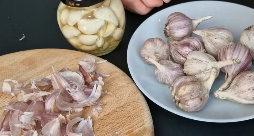 Я годами выбрасывала чесночную шелуху, теперь жалею: 5 лайфхаков, которые сэкономят тысячи рублей