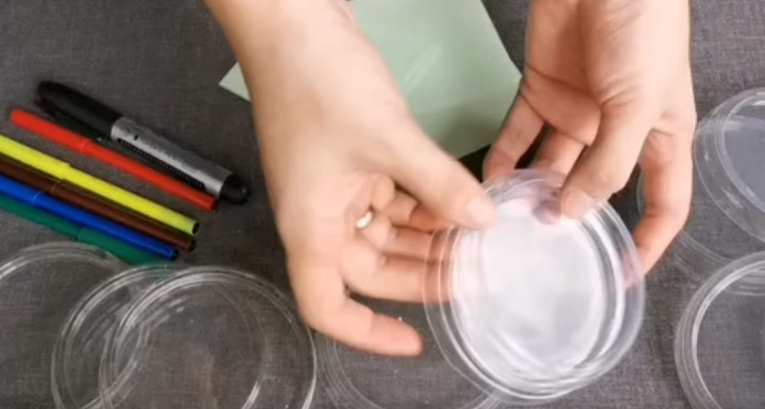 Не выбрасывайте крышки от сметаны: 5 неожиданных способов применения в быту и на даче