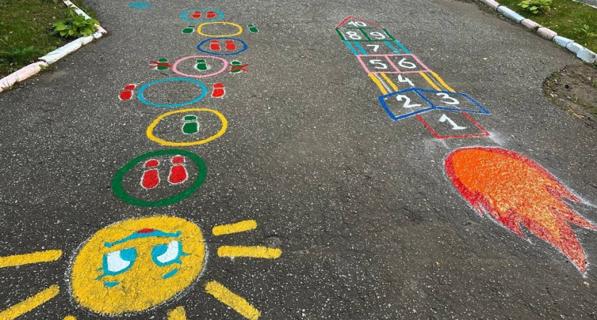 Во Владимире проект "Нескучный асфальт" превратил площадку у Детского центра в игровое пространство