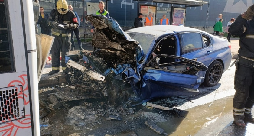 Около химзавода легковой автомобиль столкнулся с троллейбусом