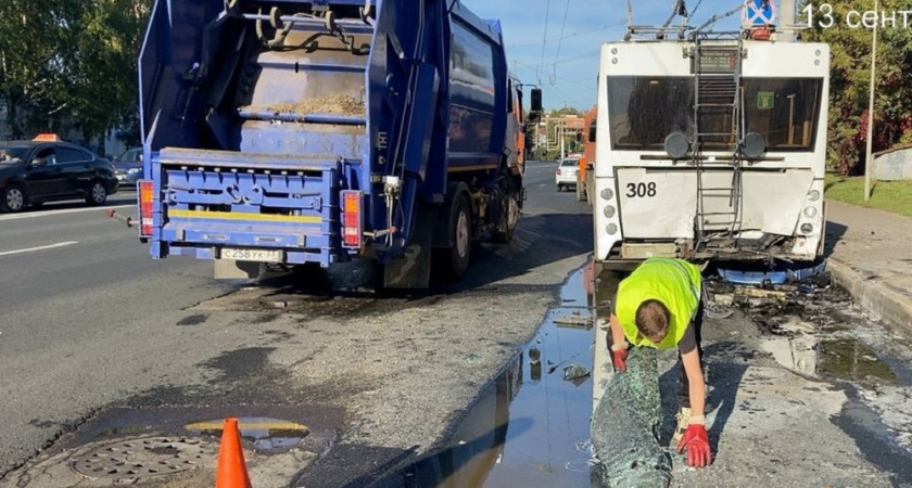 После ДТП с троллейбусом городские службы оперативно ликвидировали последствия аварии