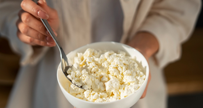 Творожный скандал: Роскачество обнаружило в популярных марках «мясной клей» и кишечную палочку. Полный список брендов