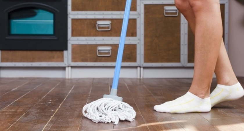 Секрет бабушкиного рецепта: как мытьё полов с солью меняет атмосферу в доме - обязательно попробуйте этот лайфхак