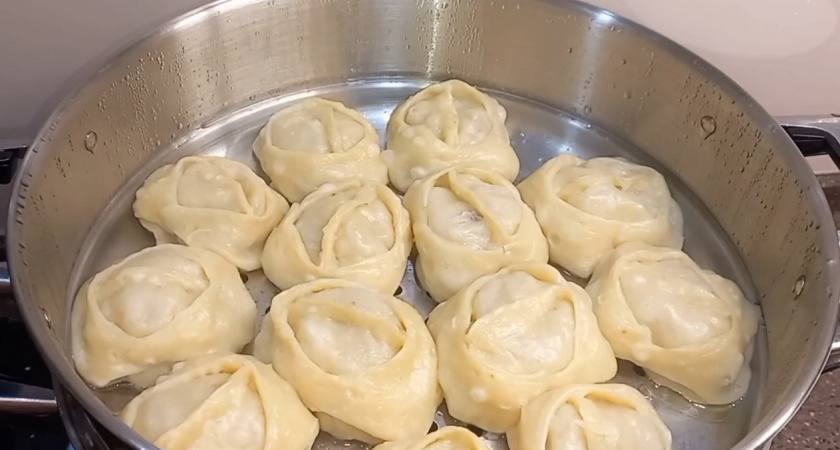 Зачем лить воду на сырые манты? Секретный прием изменит ваш взгляд на это блюдо