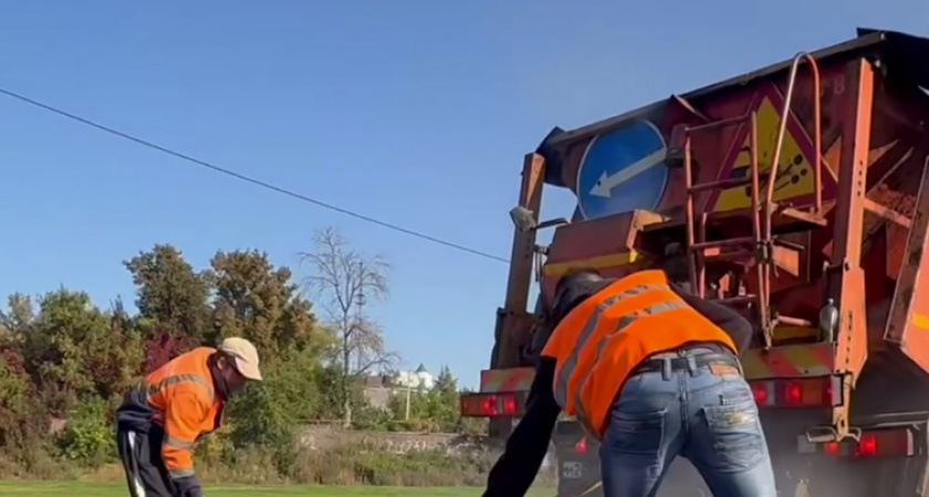 Владимирские коммунальщики разбирают аварийный мост через Рпень