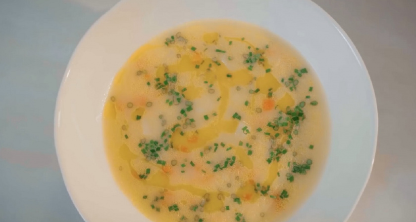 Забытый вкус детства: простой рецепт супа с сырком от шефа Константина Ивлева