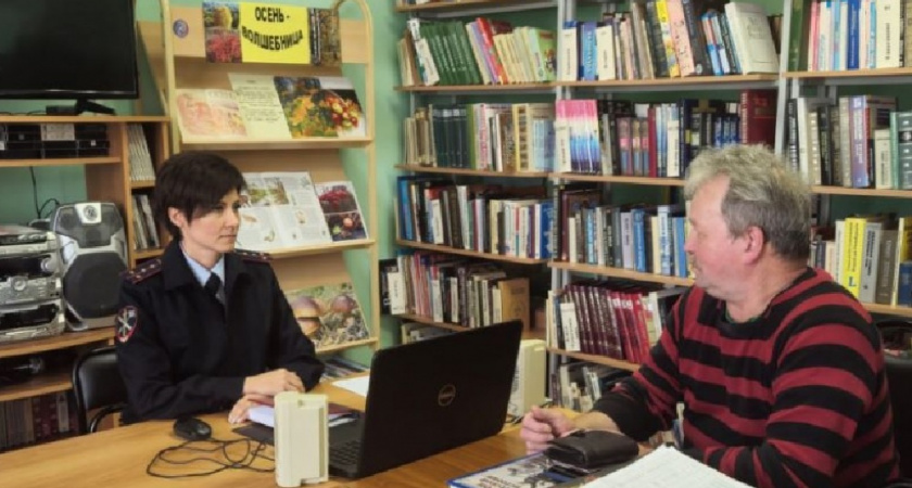 В Радужном полицейский юрист бесплатно проконсультировала жителей