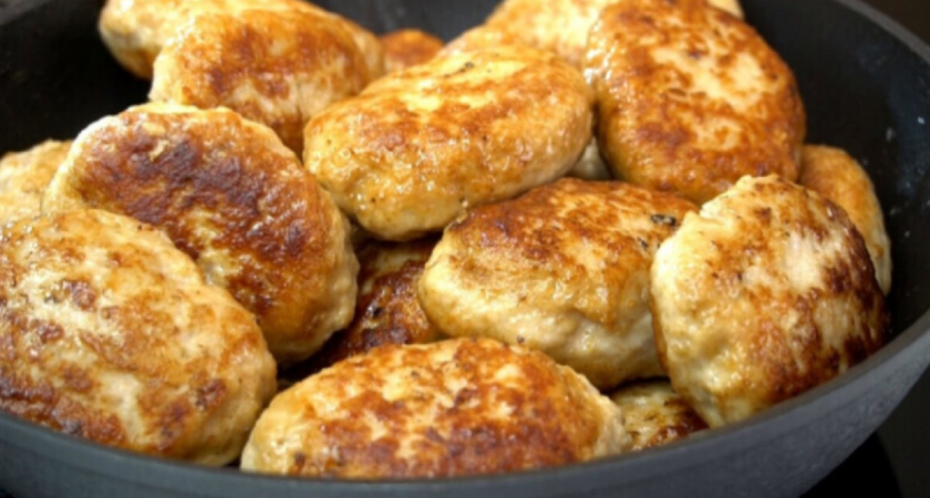 Подслушала рецепт котлет у знаменитого повара, и теперь родные просят готовить только так: секрет в пропорции