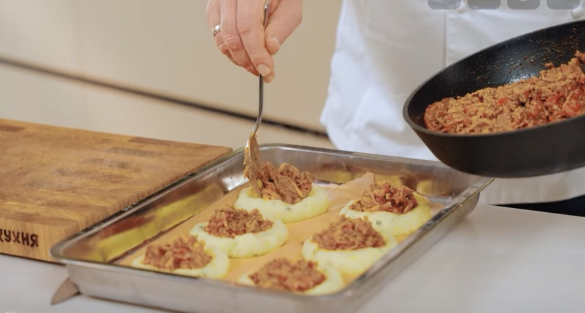Мясные ватрушки-болоньезе: простой рецепт от шефа Ивлева для уютного и сытного ужина