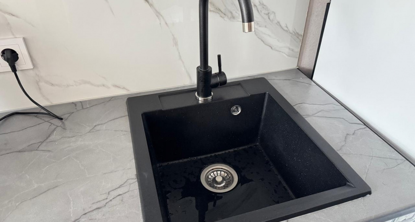 Что категорически нельзя сливать в раковину: 5 главных врагов ваших труб по мнению сантехников