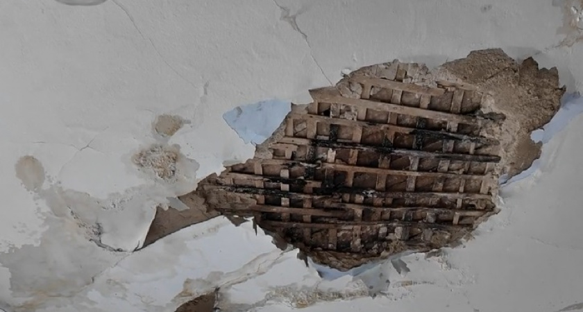 В Крутово рушится потолок в Доме культуры из-за протекающей крыши