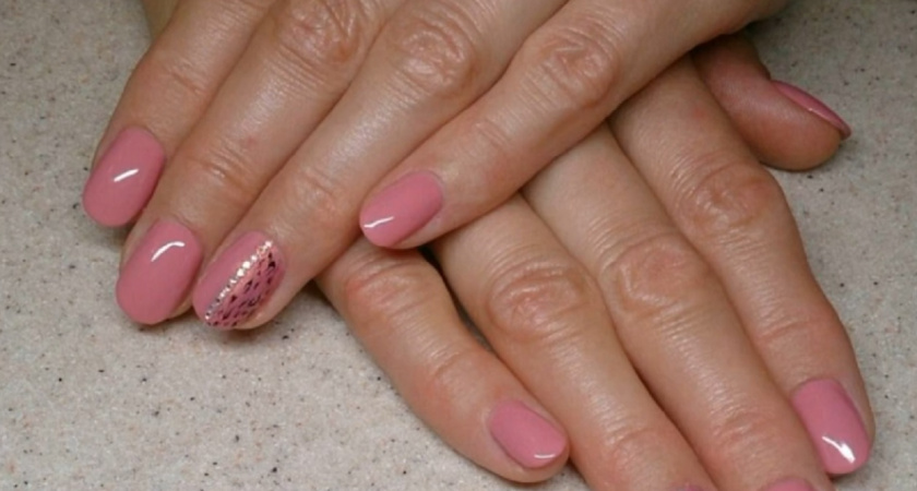 Омолаживающий маникюр: какие оттенки лака выбрать после 50, чтобы руки выглядели идеально