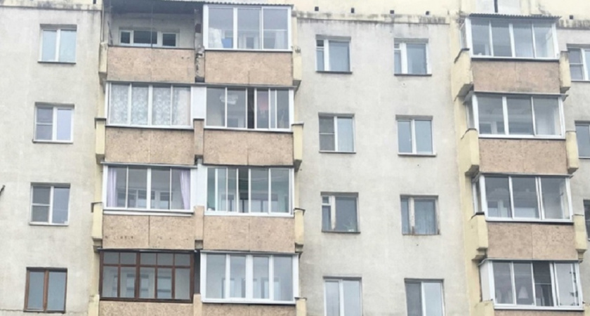 Что нельзя оставлять на балконе на зиму: 5 вещей, которые следует убрать осенью, чтобы не пожалеть