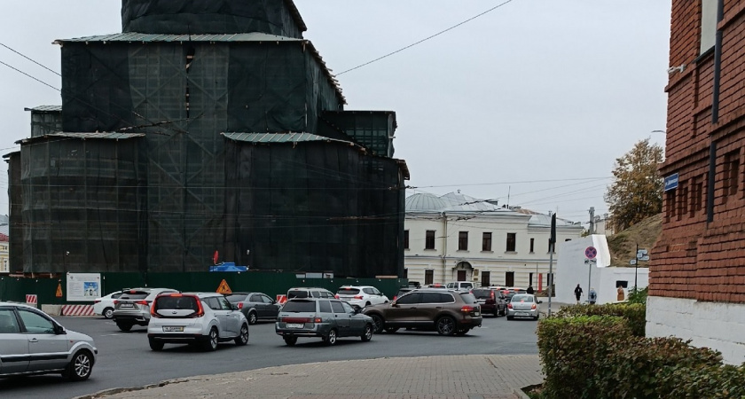 Какой поворотник следует включать при въезде на кольцо: в вопросе поставили точку