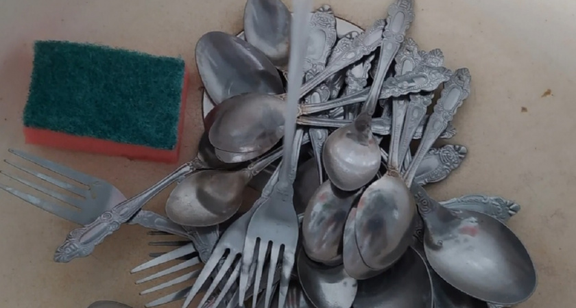 Возвращаем блеск ложкам и вилкам всего за 2 минуты: бабушкин лайфхак