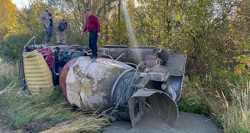 Во Владимирской области бетономешалка улетела в кювет на М-7