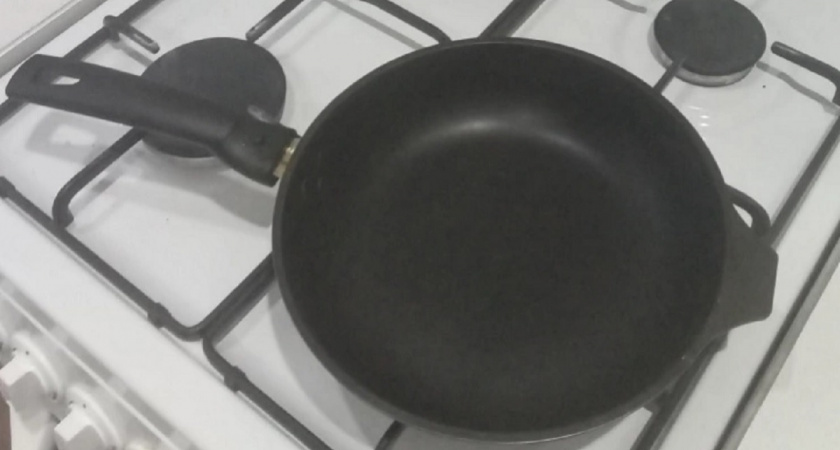 Добавила всего 2 ложки, и сковорода стала как новая: 5 проверенных способов борьбы с нагаром