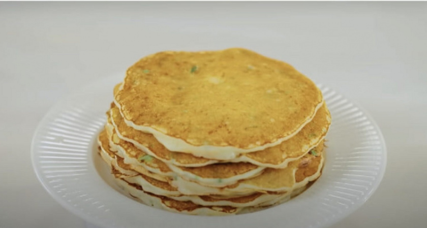 За 15 минут превращаем кефир и сыр в идеальный завтрак - рецепт блинчиков от известного шефа Константина Ивлева