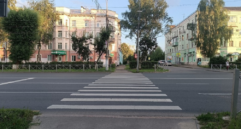 Нужно ли водителю дожидаться, пока пешеход перейдёт по "зебре" до конца: разбираем правила