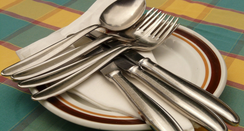 Ложки и вилки блестят как новые: бабушка поделилась простым и быстрым способом