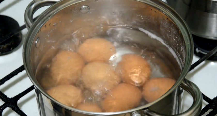 Как варить яйца, чтобы они чистились за 5 секунд: трюк, о котором молчат шеф-повара