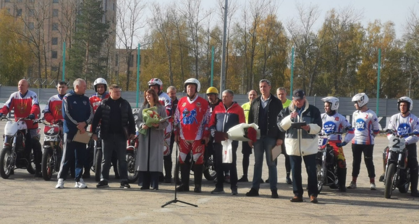 Легенду ковровского мотобола поздравили товарищеским матчем