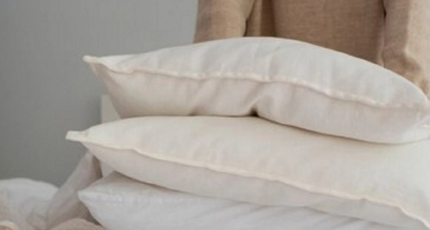 Ваши подушки будут как новые: 3 простых способа вернуть белизну без стирки
