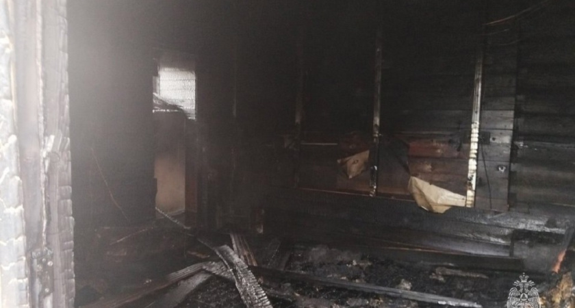 Деревянный дом сгорел в поселке Красная Горбатка