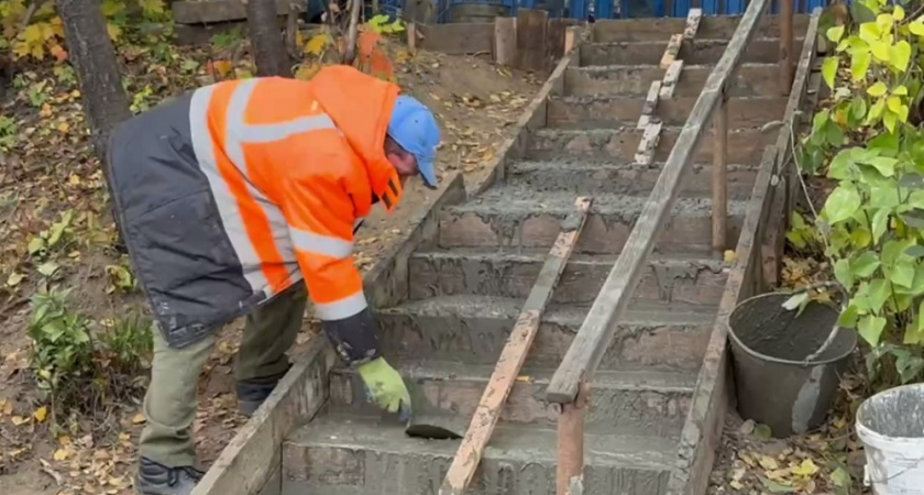 Во Владимире восстанавливают разбитую лестницу на Большой Нижегородской
