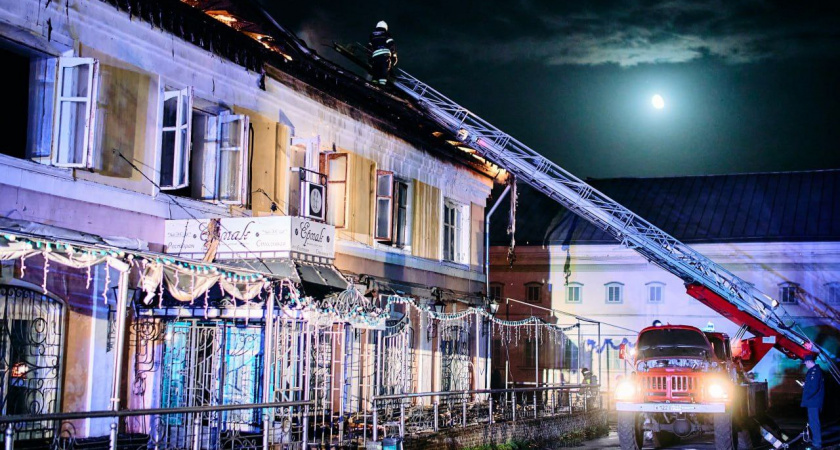 В Муроме сотрудники МЧС успешно предотвратили распространение огня на соседние здания