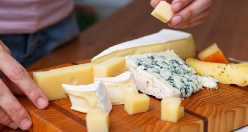 "Сюрприз" в деликатесе: в Роскачестве нашли кишечную палочку в сырах "Бри" 7 марок