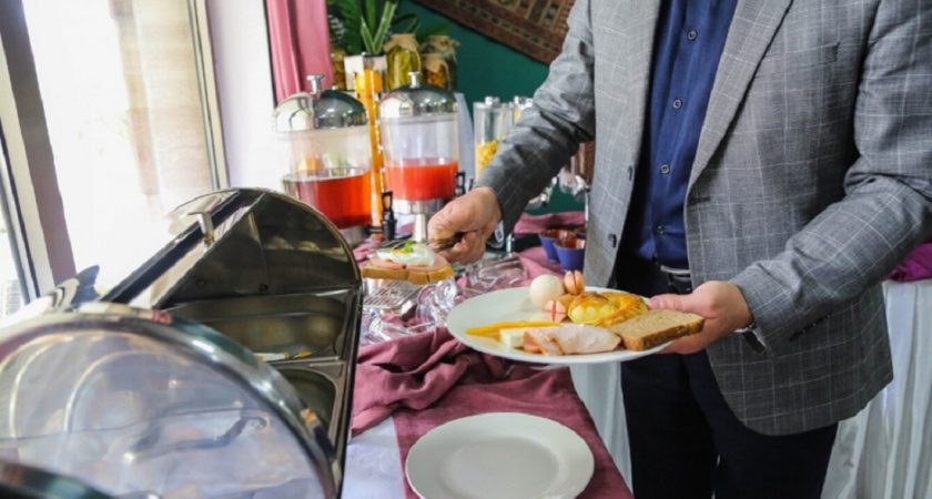 Что действительно происходит у шведского стола: 8 шокирующих привычек туристов