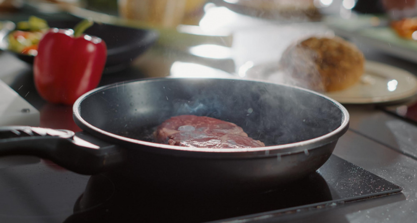 2 пакетика черного чая — и вековой нагар исчезает сам: проверенный способ вернуть сковородке идеальную чистоту