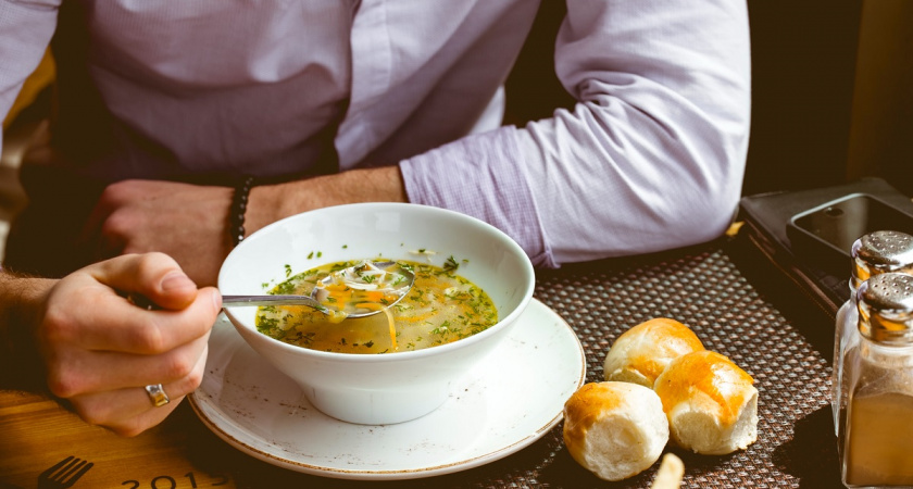 Секрет полезного обеда: на что следует заменить котлеты и куриный суп? Выбор врачей