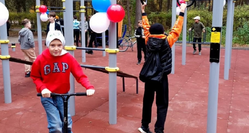 В Радужном заработала современная спортплощадка