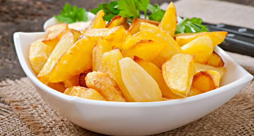 Почему хитрые хозяйки ошпаривают картошку перед жаркой: вот в чем секрет идеальной хрустящей корочки