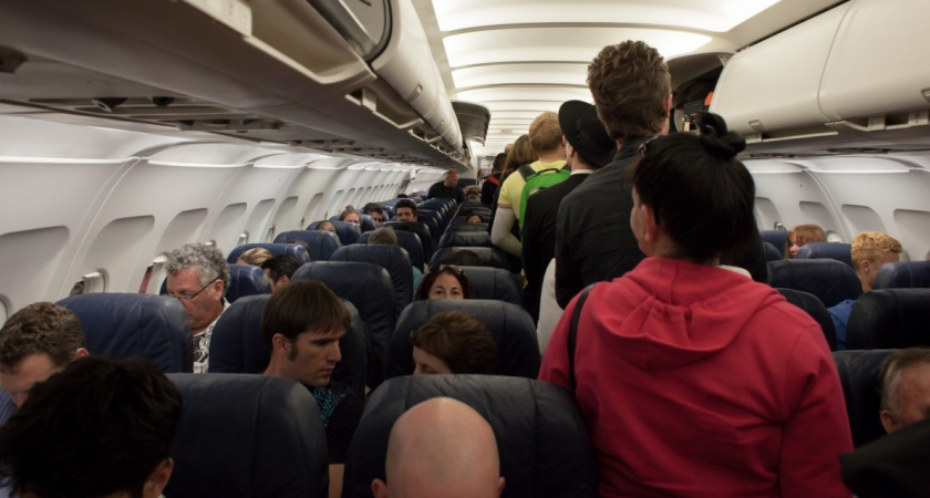 За пассажирами в такой обуви пристально следят в самолётах: стюардесса раскрыла, почему их вносят в списки