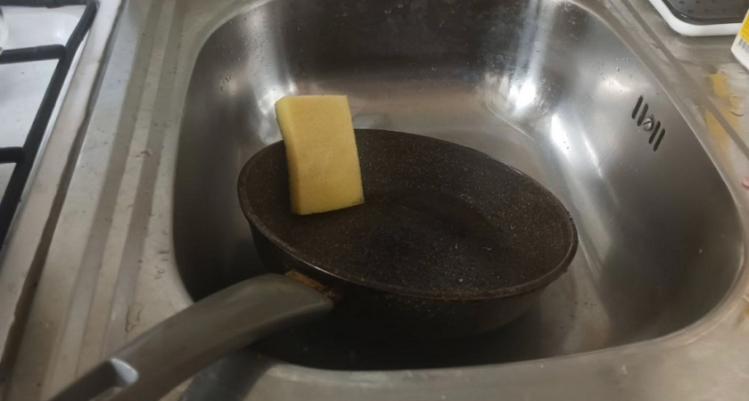 Бюджетный лайфхак от подруги: чем я теперь мою пригоревшие сковородки