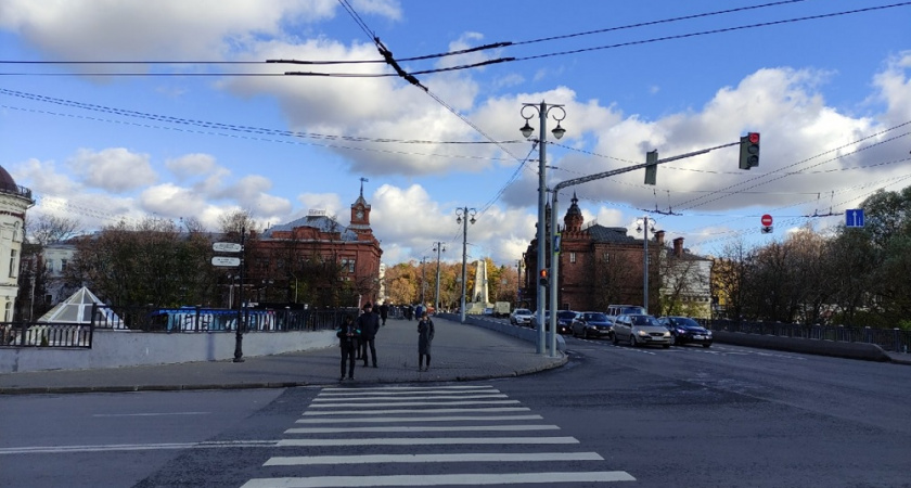 Обязан ли водитель ждать, пока пешеход перейдёт дорогу? Верховный суд разъяснил окончательно