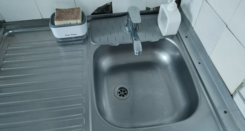  Не все знают, что сливать кипяток в раковину вредно: чем это грозит трубам