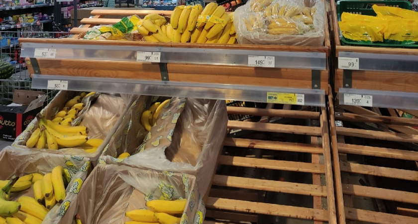 Зачем кассиры из супермаркетов забирают себе пакетики из-под ящиков с бананами: секрет, который стоит взять на вооружение