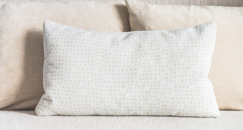 Спасаю подушки от желтых пятен без стирки: простой способ с подручными средствами, который выручает