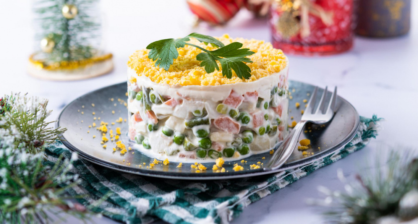 Проще некуда: эти салаты всегда расходятся быстрее всего на праздничном столе