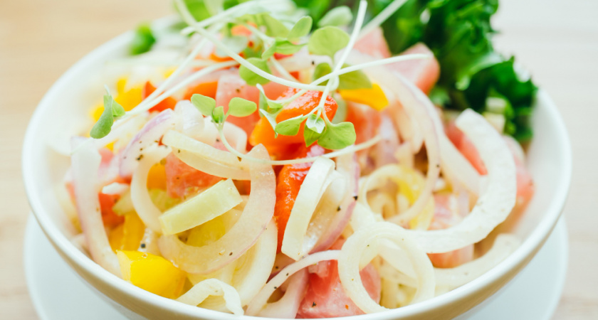 Салат с крабовыми палочками и апельсином: простой рецепт для новогоднего стола